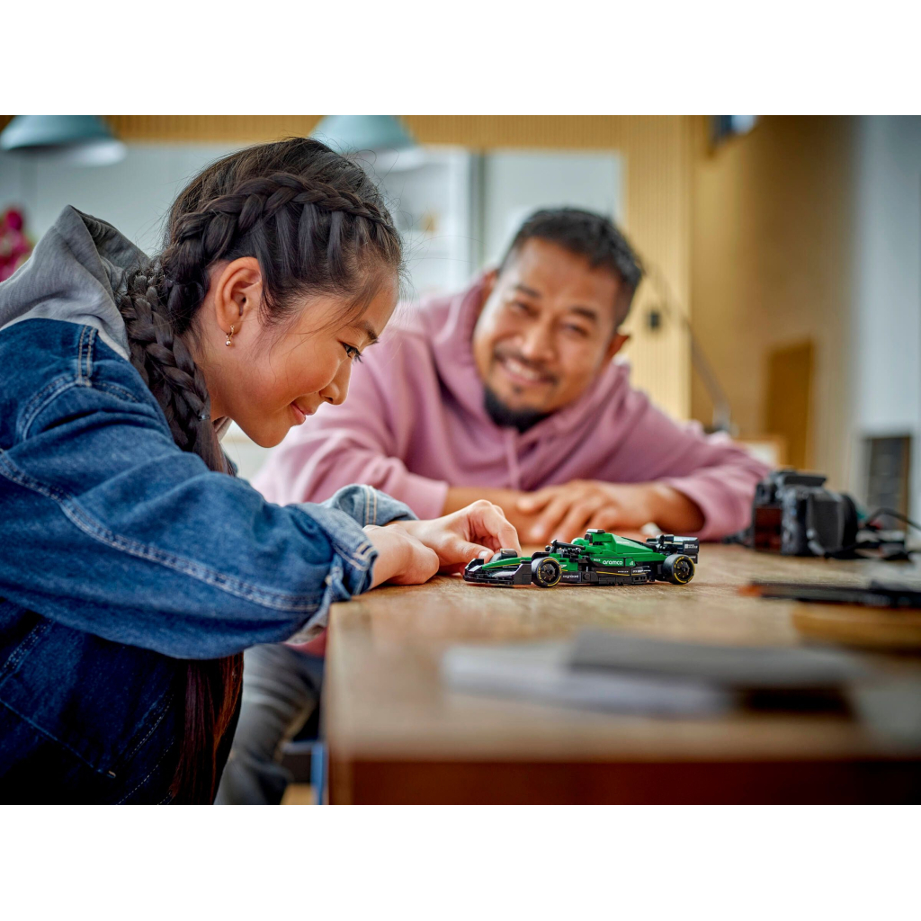 Конструктор LEGO Speed Champions Автомобіль для перегонів Aston Martin Aramco F1® AMR24 (77245) - зображення 8