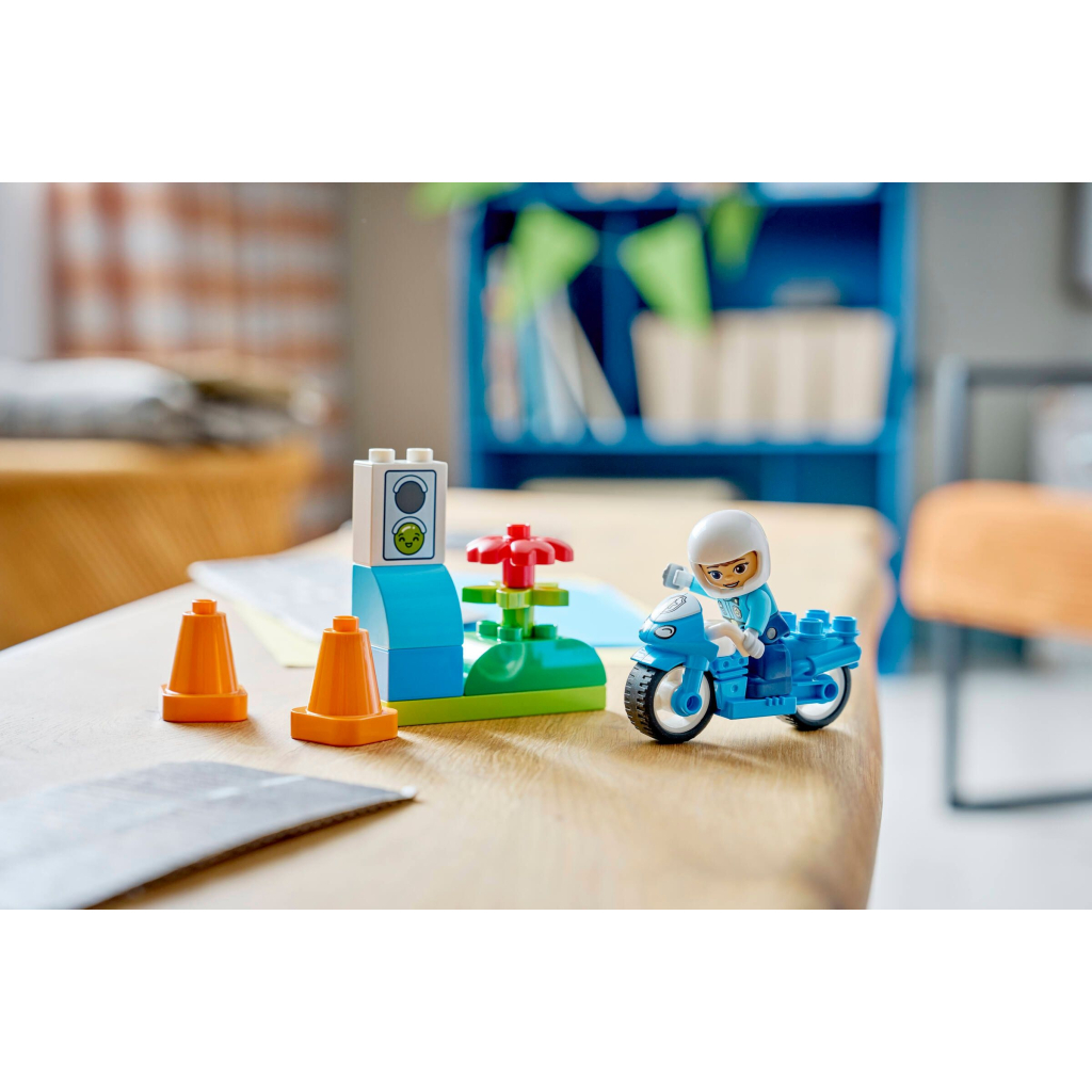 Конструктор LEGO DUPLO Town Синій поліцейський мотоцикл (10471) - зображення 10