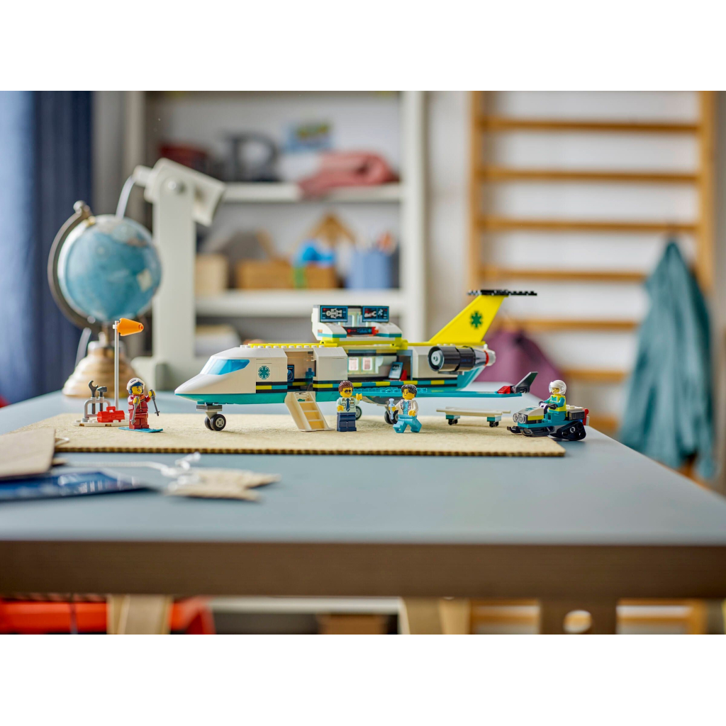 Конструктор LEGO City Літак швидкої медичної допомоги (60465) - зображення 12