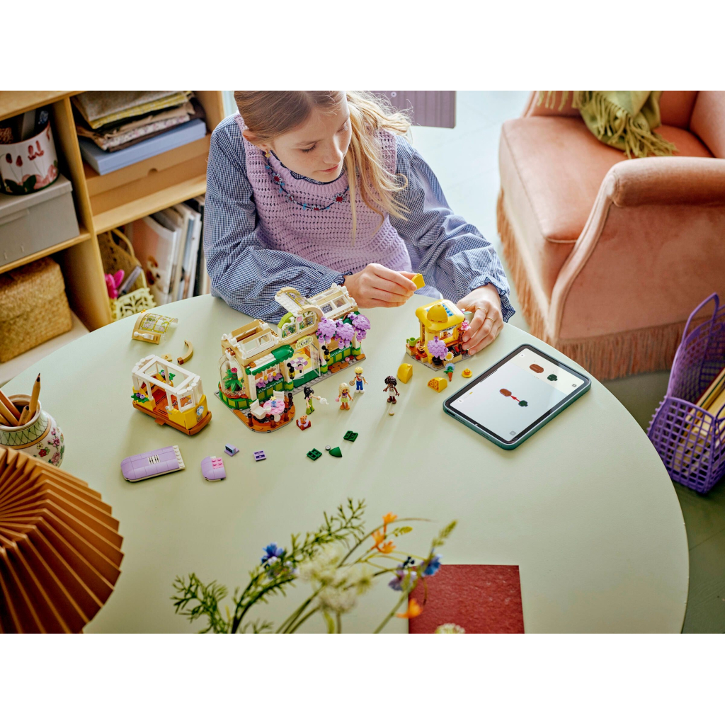 Конструктор LEGO Friends Кав'ярня з рослинами та квітковий магазин (42671) - зображення 10