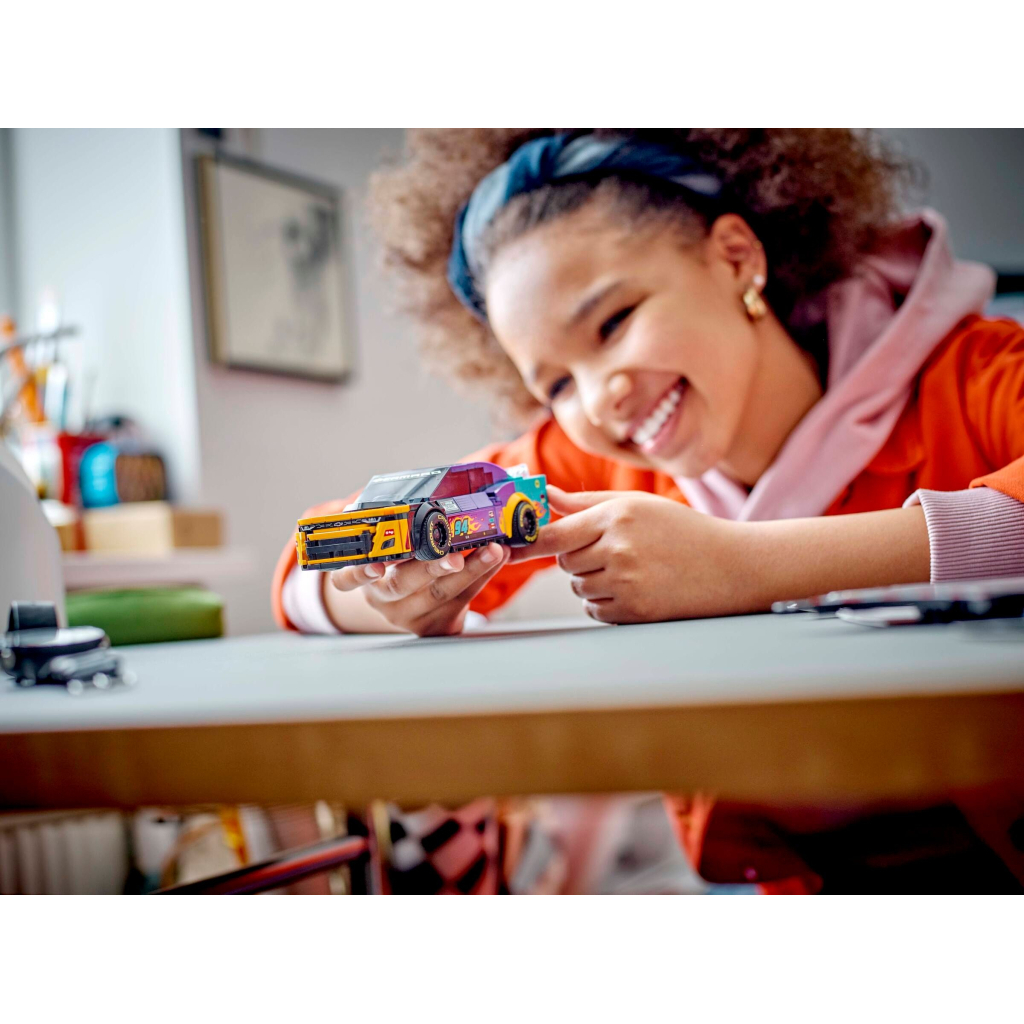 Конструктор LEGO Speed Champions NASCAR Next Gen Chevrolet Camaro ZL1, 328 деталей (76935) - зображення 10