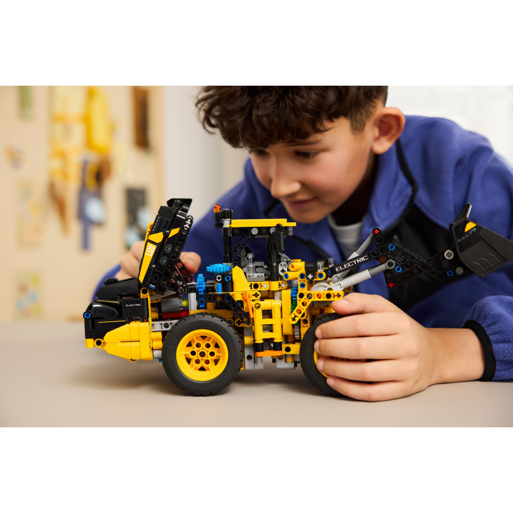 Конструктор LEGO Technic Колісний навантажувач Volvo L120 Electric (42209) - зображення 11