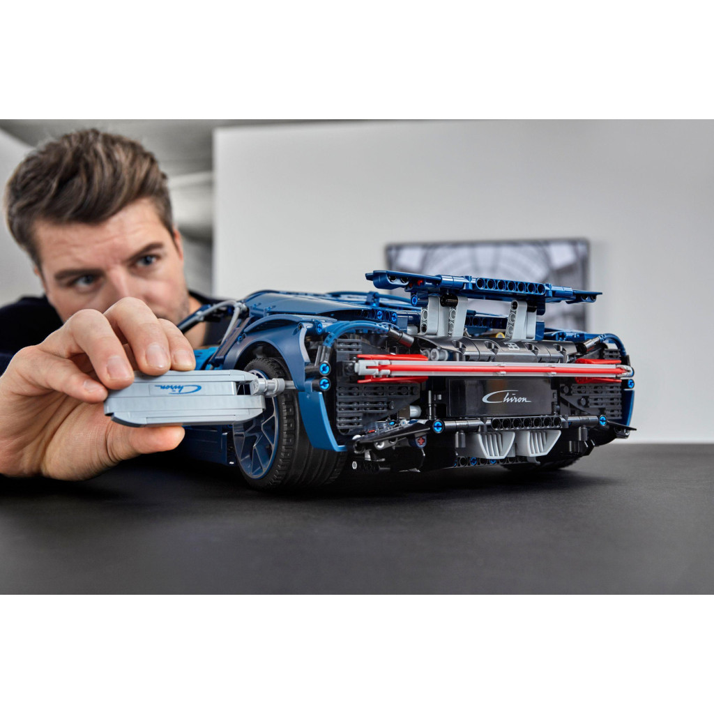 Конструктор LEGO Автомобіль Bugatti Chiron 3599 деталей (42083) - зображення 6