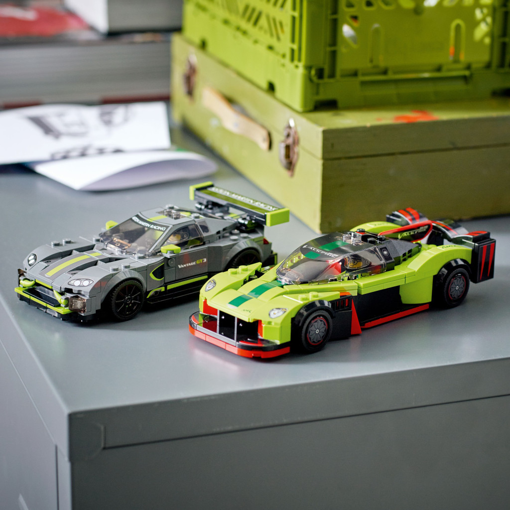 Конструктор LEGO Speed Champions Aston Martin Valkyrie AMR Pro і Aston Martin Vantage GT3 592 деталі (76910) - зображення 5