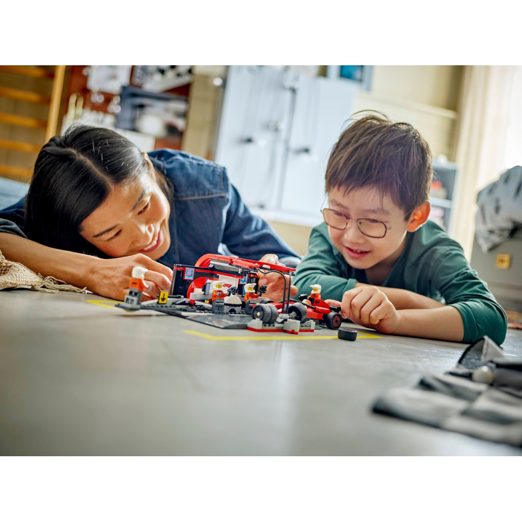 Конструктор LEGO City Піт-стоп і піт-екіпаж F1 з болідом Ferrari (60443) - зображення 9