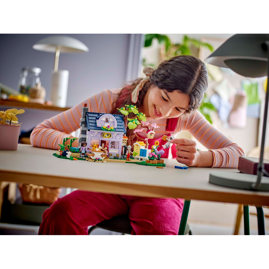 Конструктор LEGO Friends Будиночок і квітник бджолярів (42669) - зображення 11