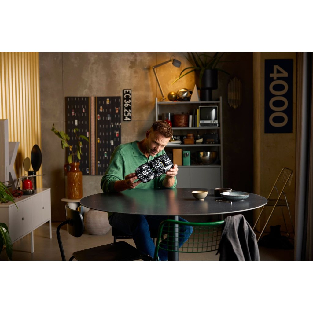 Конструктор LEGO Technic Автомобіль для перегонів Ford GT40 MKII 1966 року (42223) - зображення 11