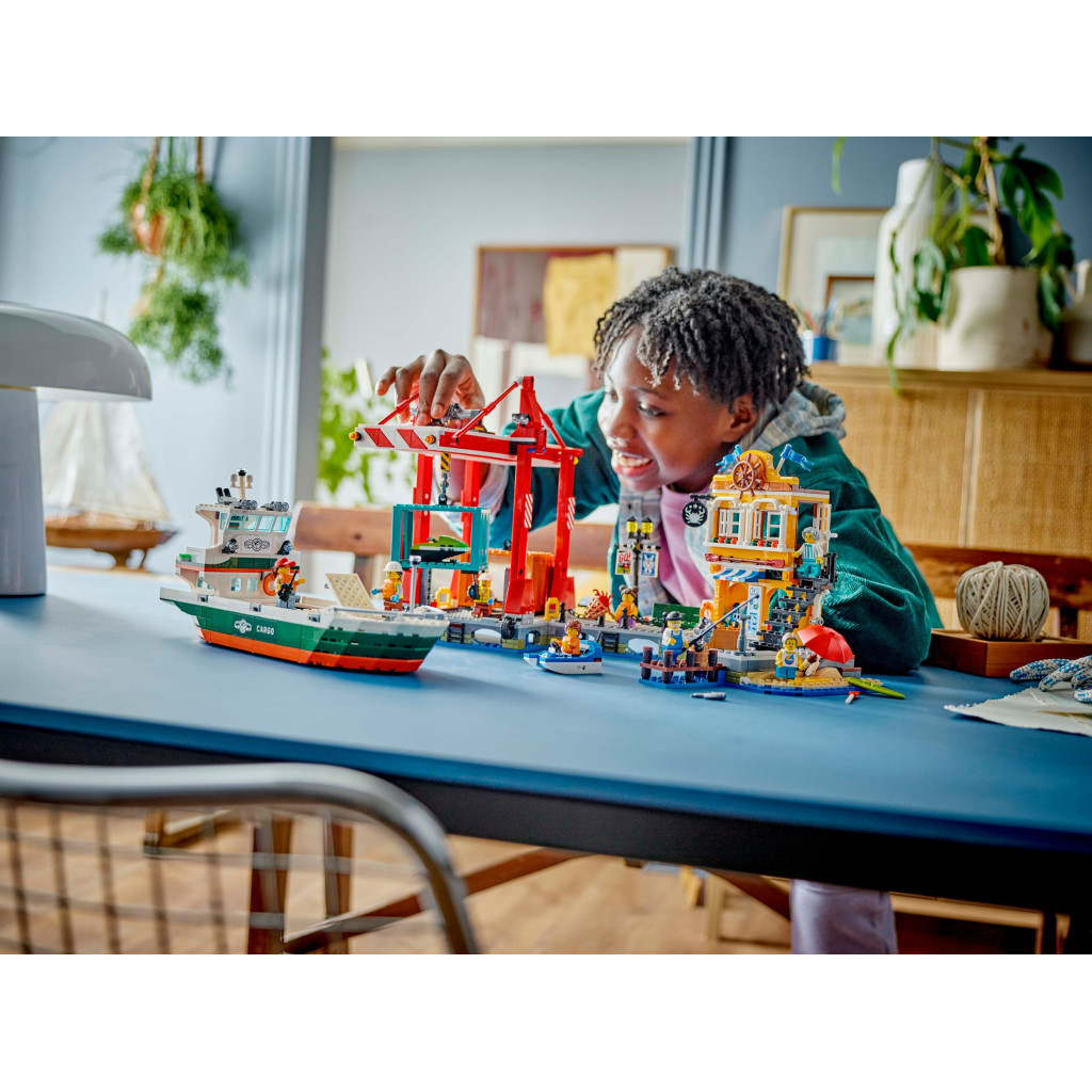 Конструктор LEGO City Морська гавань із вантажним судном (60422) - зображення 9